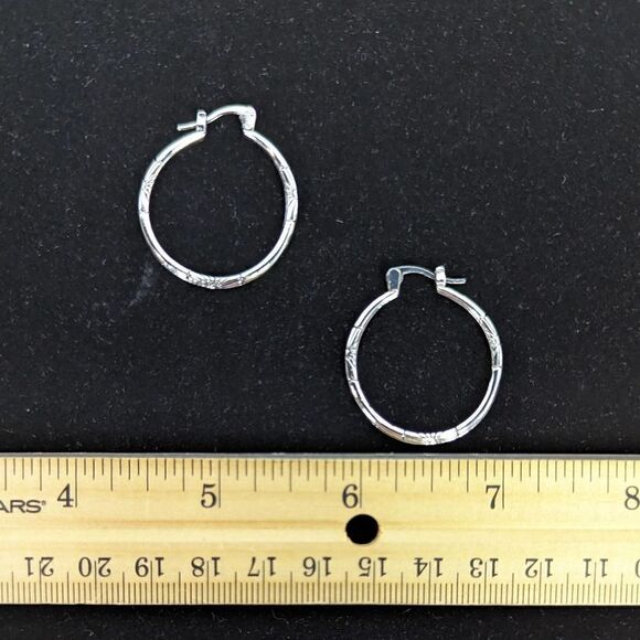 Silver Tone Hoop Earrings with Daisies 1" Diameter - Picture 4 of 4